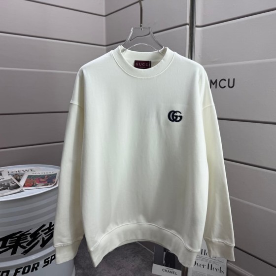 Gucci long-sleeved crew neck sweatshirt with minimalist double G letter embroidery on the chest